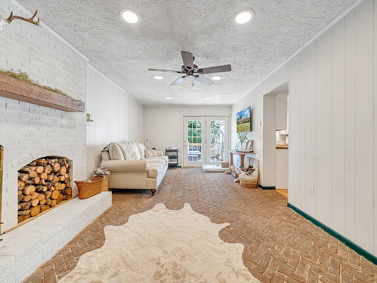 621 Aragona Dr — Photo 33