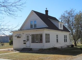 932 E 1st St, Redfield, SD 57469