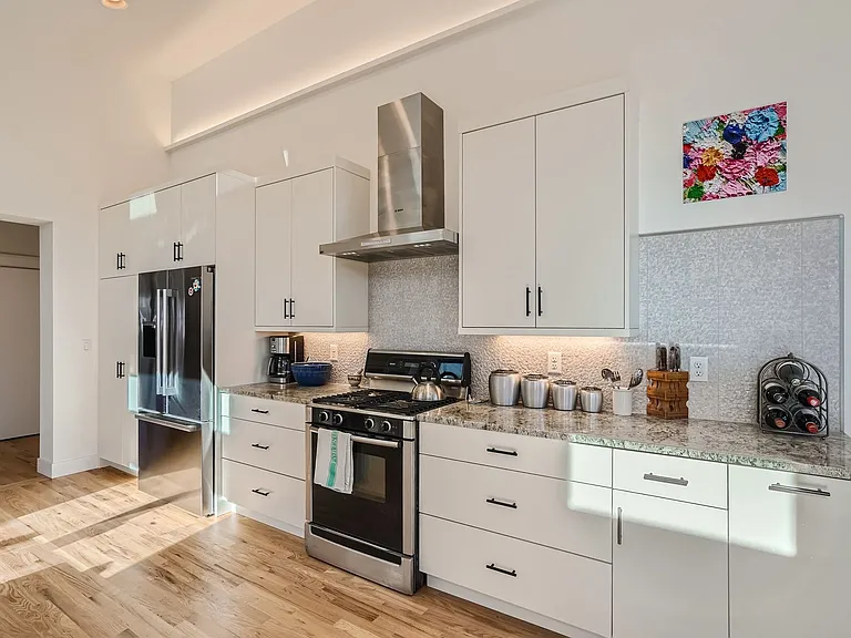 824 La Farge Ave — Photo 8