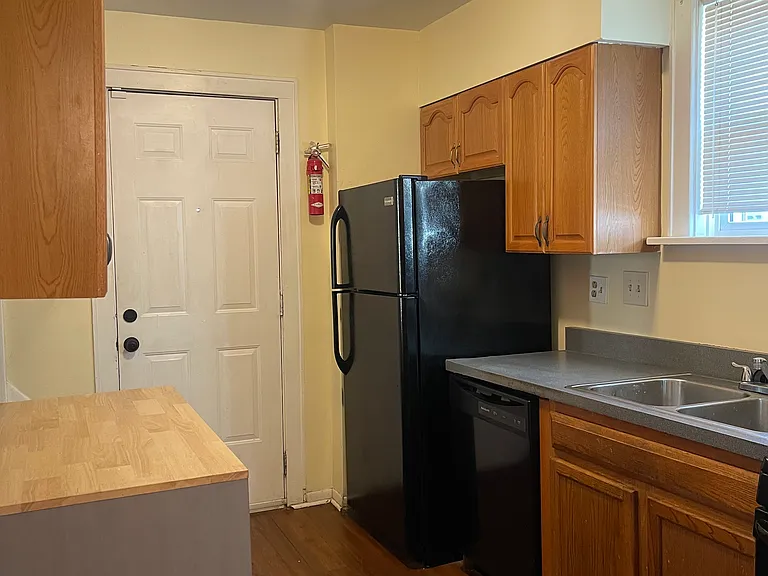 1815 Garden Ln — Photo 9