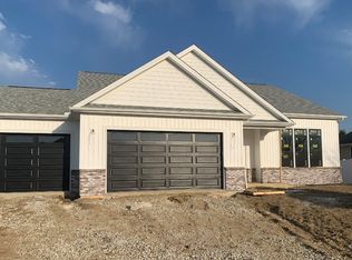 8 Brookstone Cir, Bloomington, IL 61704