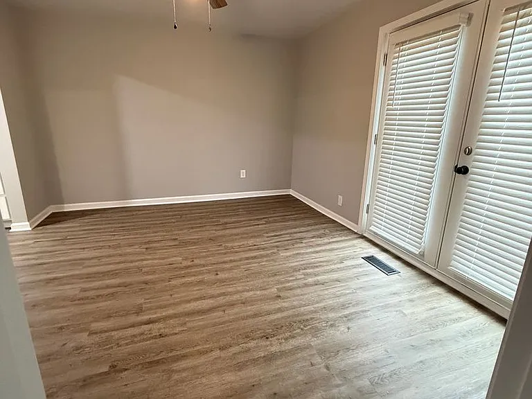 2624 Philip St — Photo 4