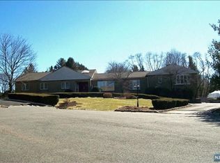 29 Grenadier Dr, Mahwah, NJ 07430