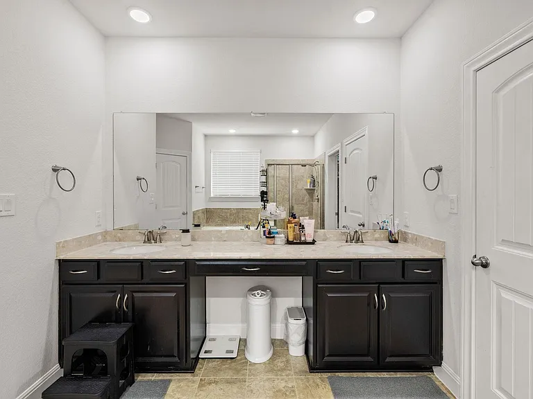 724 Pioneer Grv — Photo 22