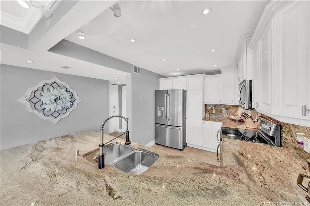 2 bed, 2.0 bath, 1400 sqft, $5,000 — Photo 1