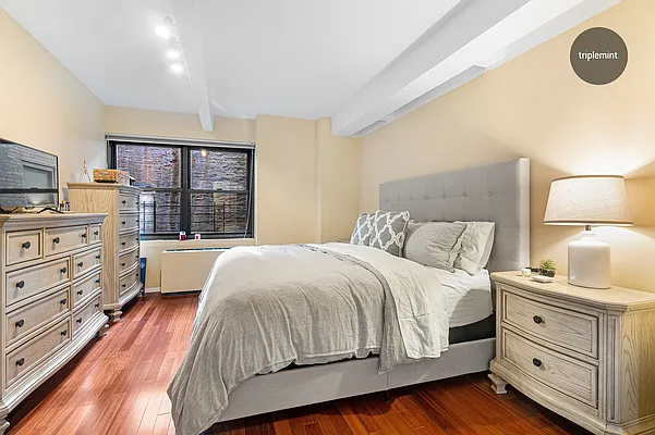 Sold by Triplemint | media 5