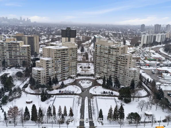 11 Townsgate Dr #1501, Vaughan, ON L4J 8G4