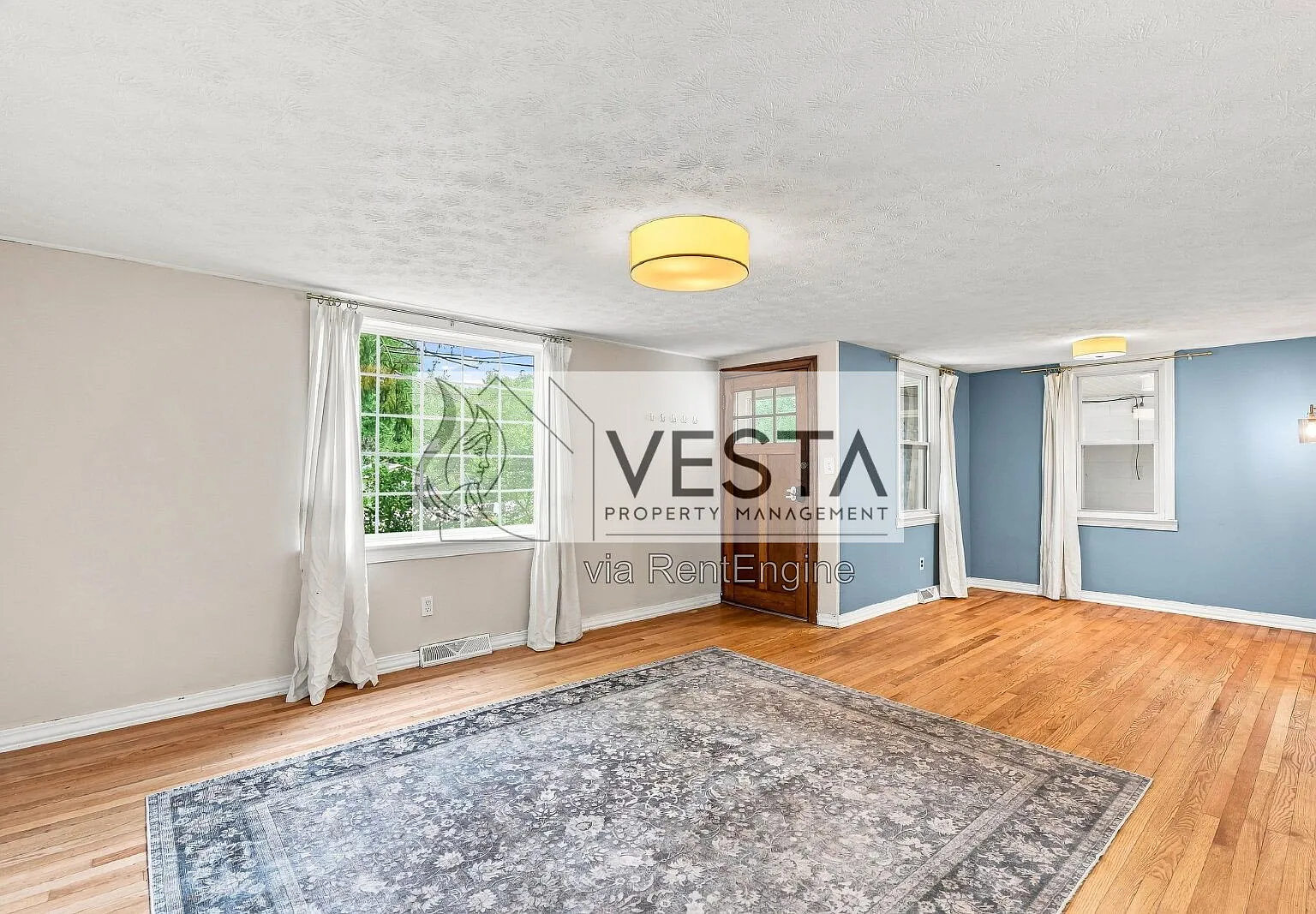 3 bed, 1.0 bath, 906 sqft, $2,300 — Photo 3