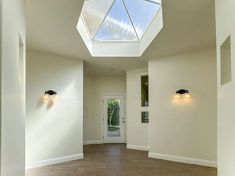 1043 S Plymouth Blvd — Photo 16