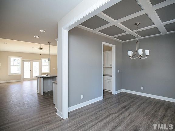 3rd image of 601 Carolina Oaks Ave