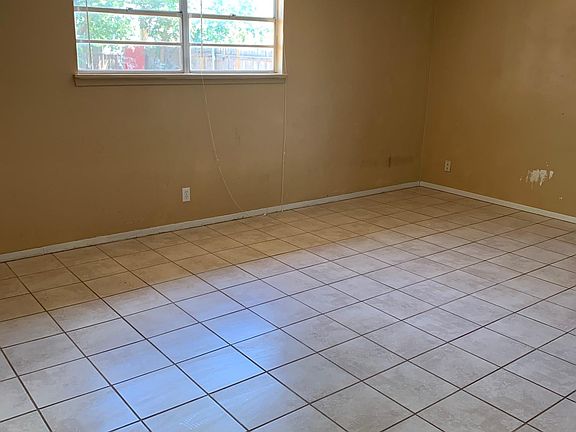 4th image of 3918 Millbrook Dr
