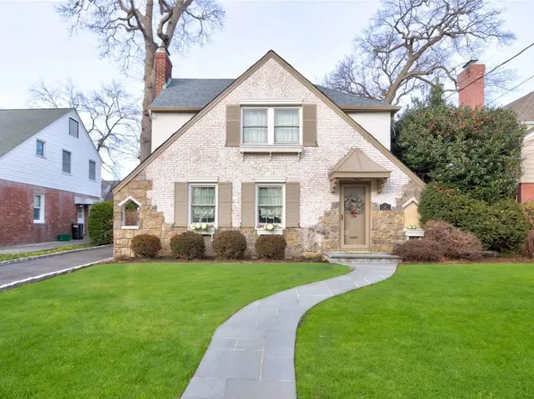 109 Voorhis Avenue, Rockville Centre, NY 11570