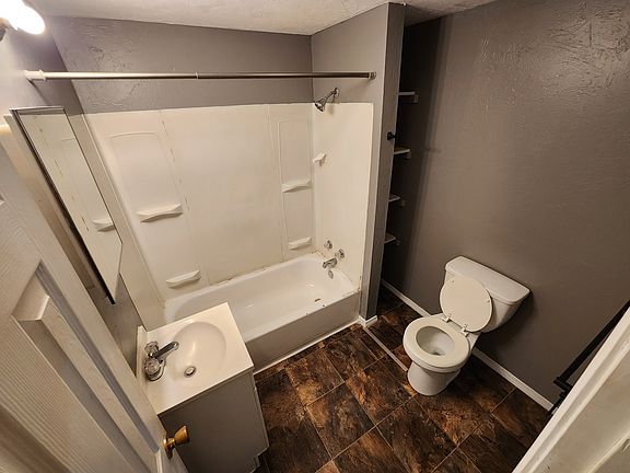 5th image of 320 W 8th St