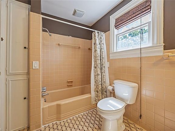 38th image of 224 W Colonial Dr