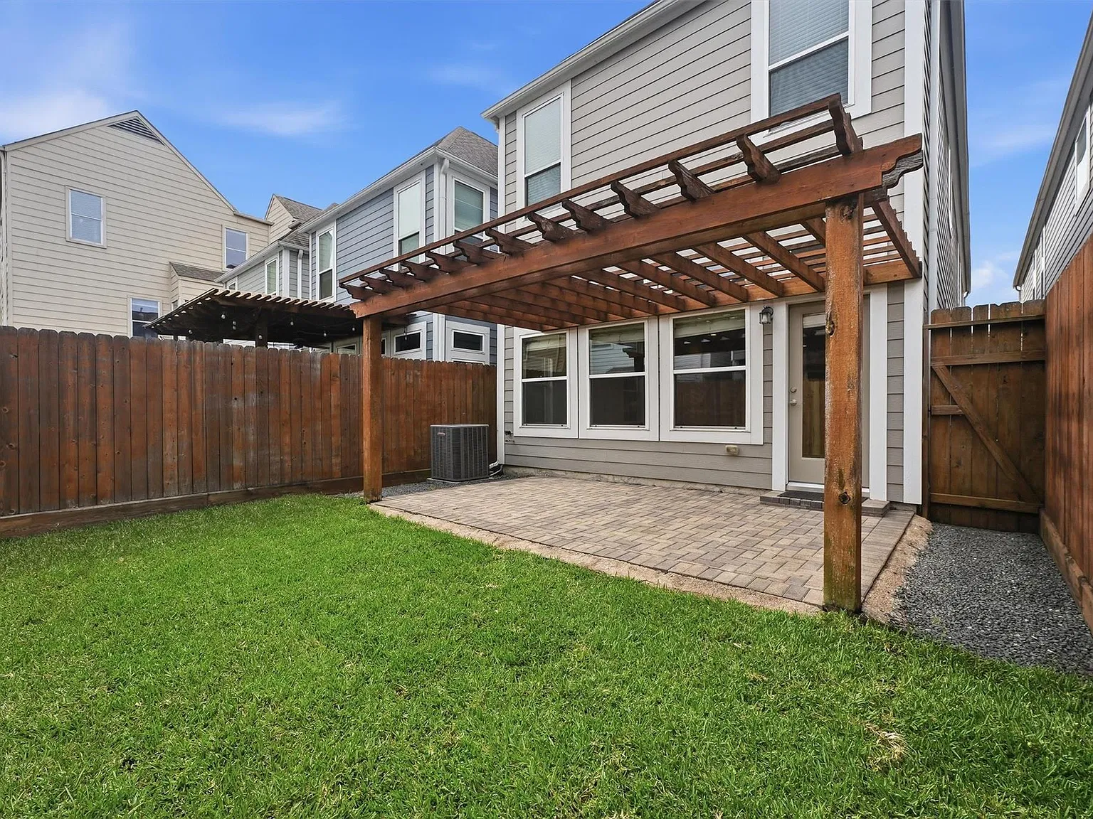 3 bed, 2.5 bath, 2227 sqft, $3,400 — Photo 2