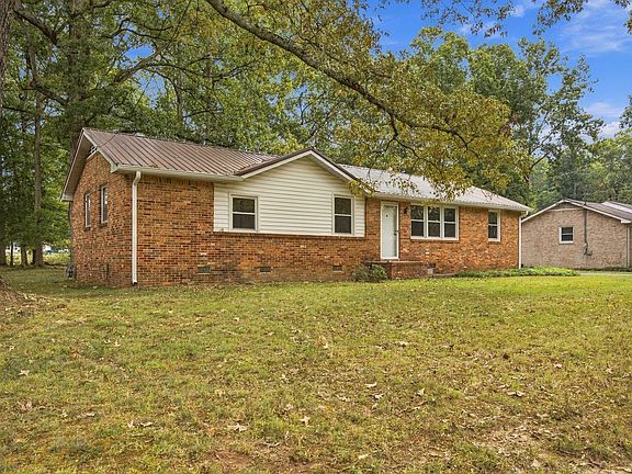 3rd image of 1209 Woodcrest Dr