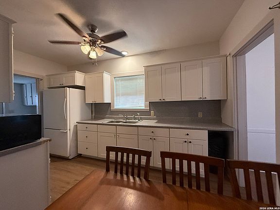 3rd image of 305 E Thornton St