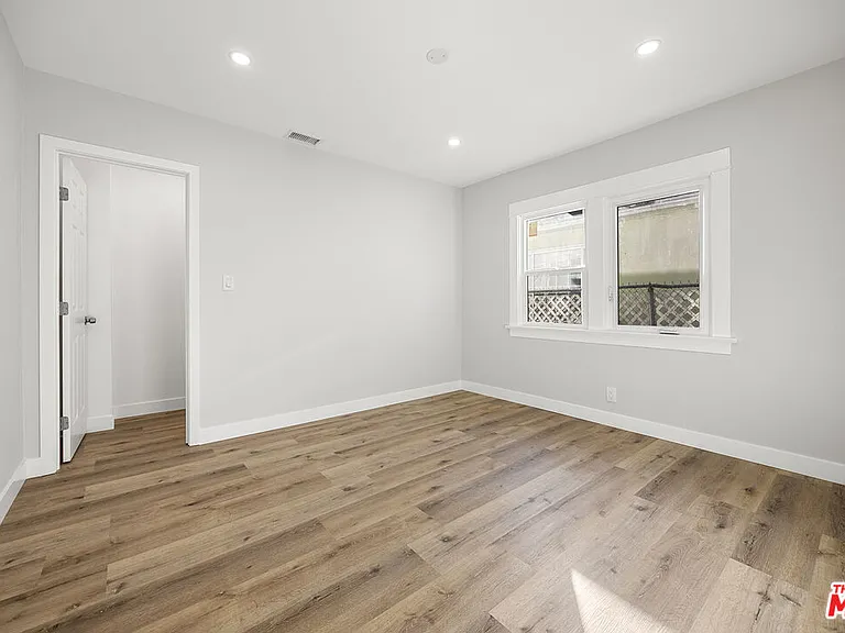 5465 S Victoria Ave — Photo 17