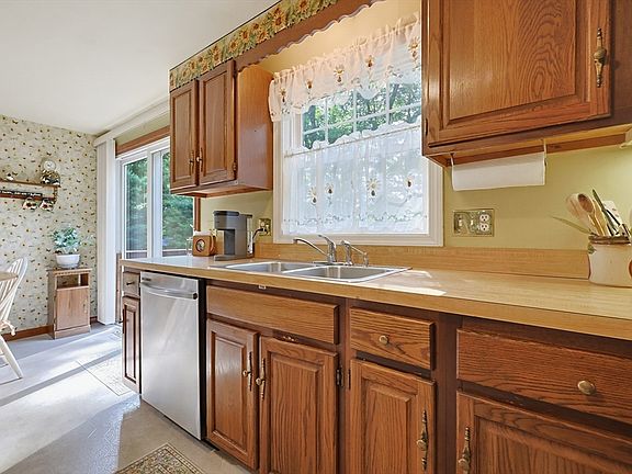3rd image of 7 Hazeltine Rd