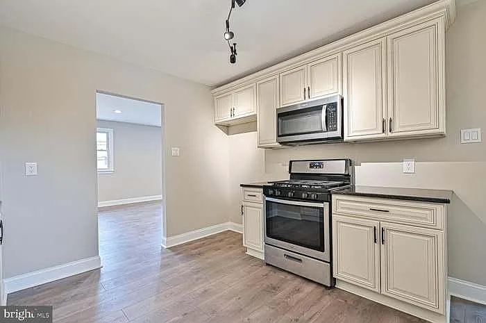 1208 Cedar Ave — Photo 2
