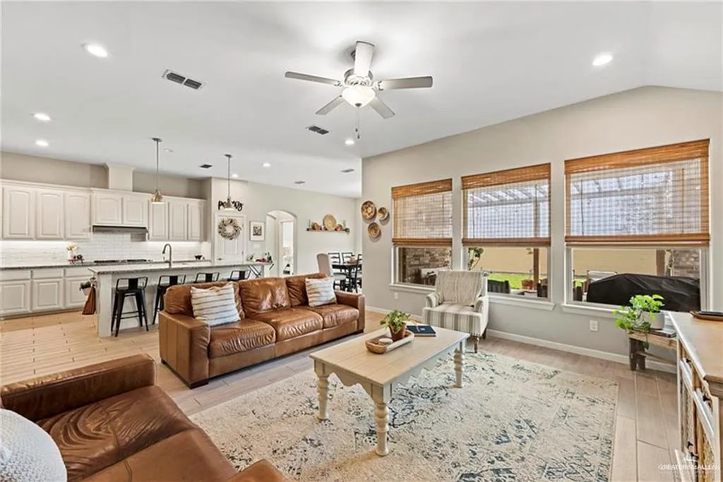 3 bed, 2.5 bath, 2110 sqft, $2,500 — Photo 3