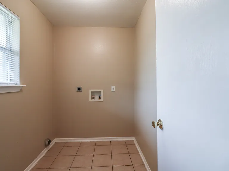 807 Leifester Cir #B — Photo 11
