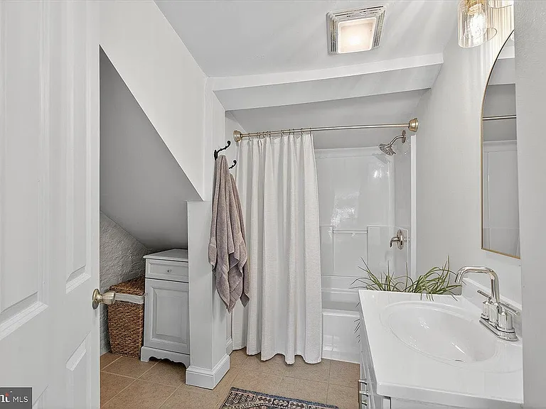 403 N Queen St — Photo 35