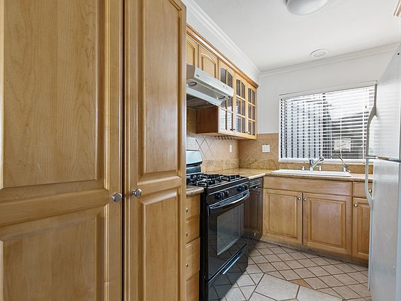 5th image of 8-1805 S Barrington Ave #8