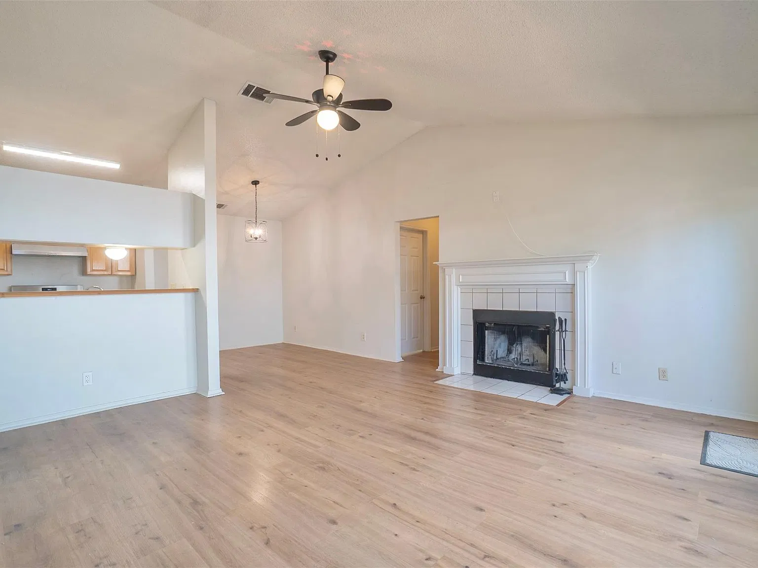 3 bed, 2.0 bath, 2067 sqft, $1,700 — Photo 3
