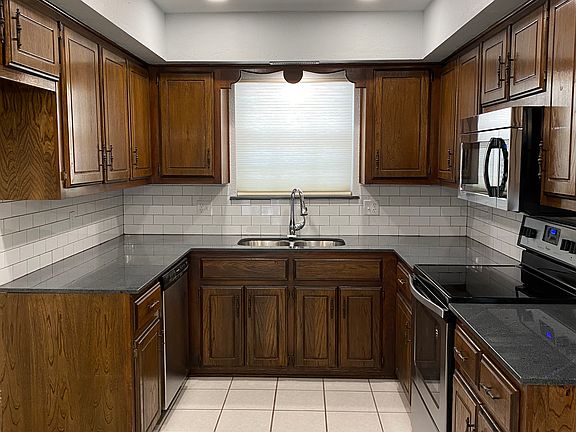 2nd image of 1015 Cambridge Dr