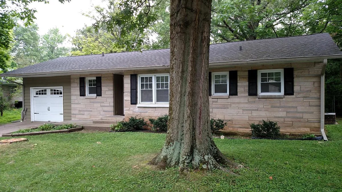 607 S Eastside Drive — Photo 2