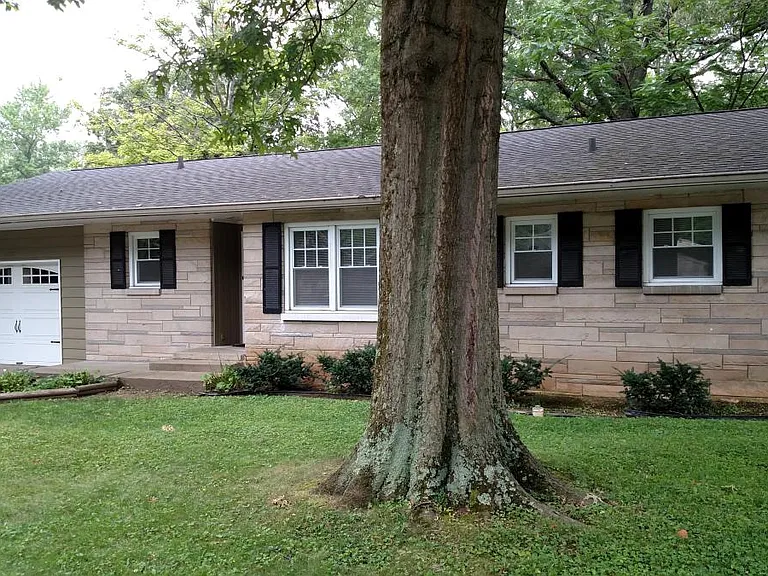 607 S Eastside Dr — Photo 2