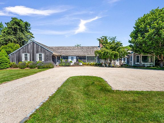 3rd image of 19 Quaquanantuck Ln