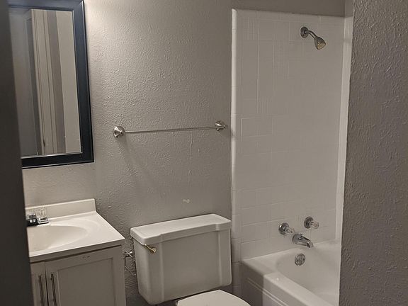 5th image of 2428 Louise St