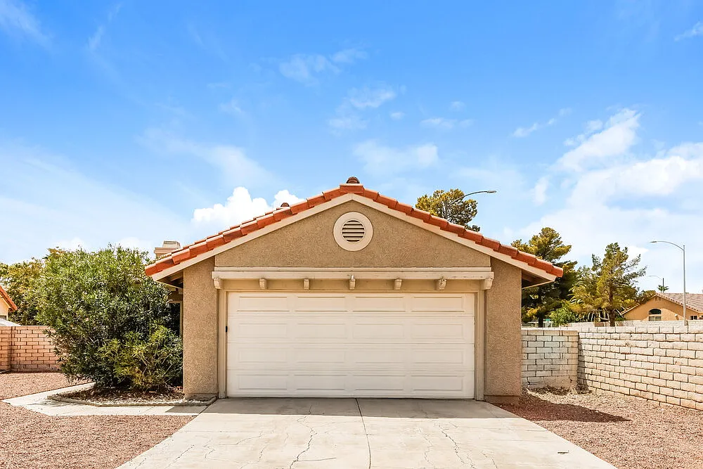 3 bed, 2.0 bath, 1163 sqft, $2,175 — Photo 1