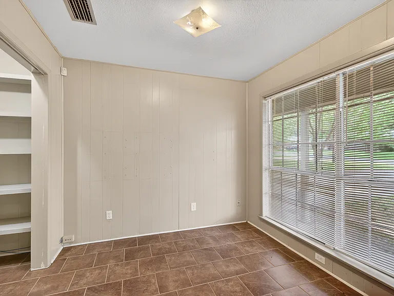 9140 Laurie Ln — Photo 6