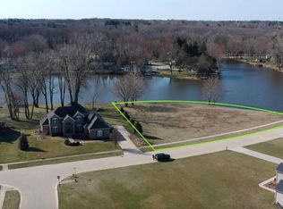 1701 E West Lake Dr, Mahomet, IL 61853