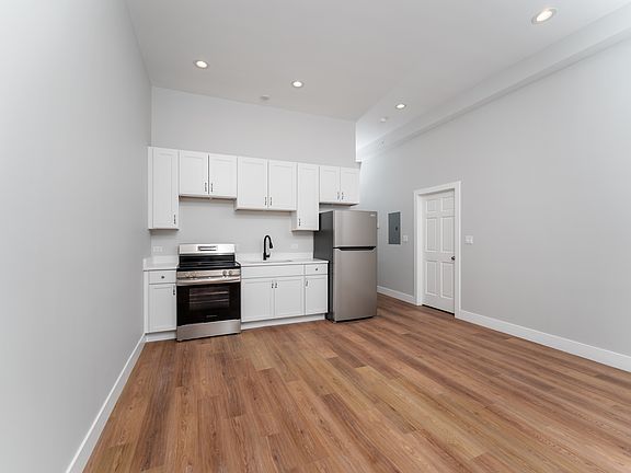 4th image of 1219 W Devon Ave #201