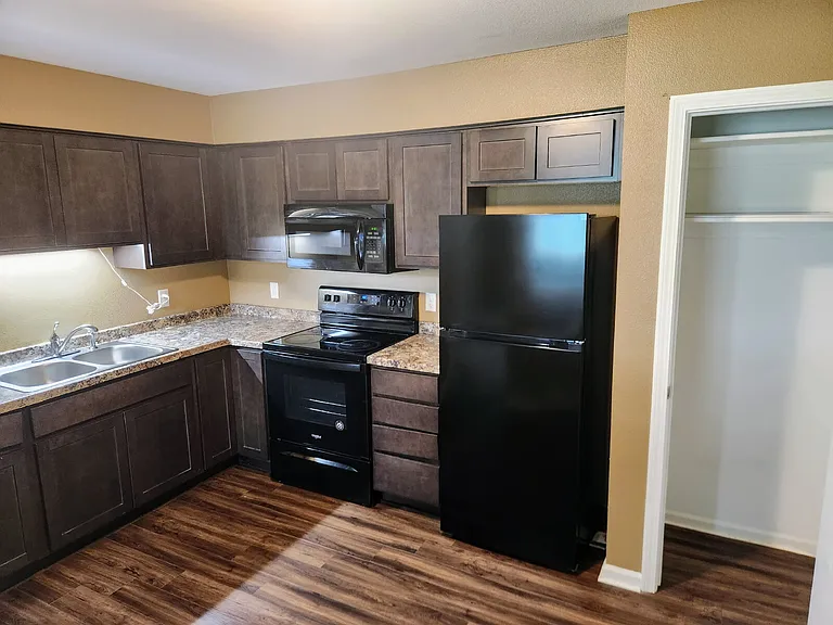450 Laurel St — Photo 12
