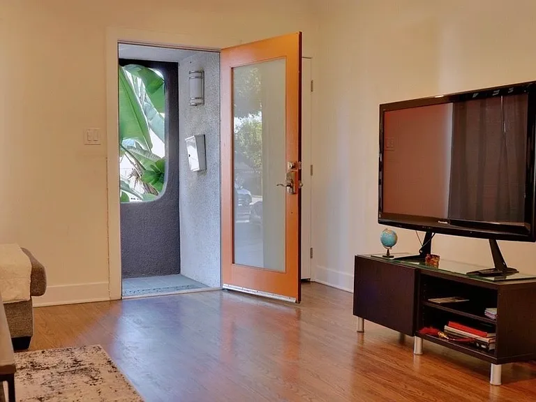 5150 Romaine St — Photo 2