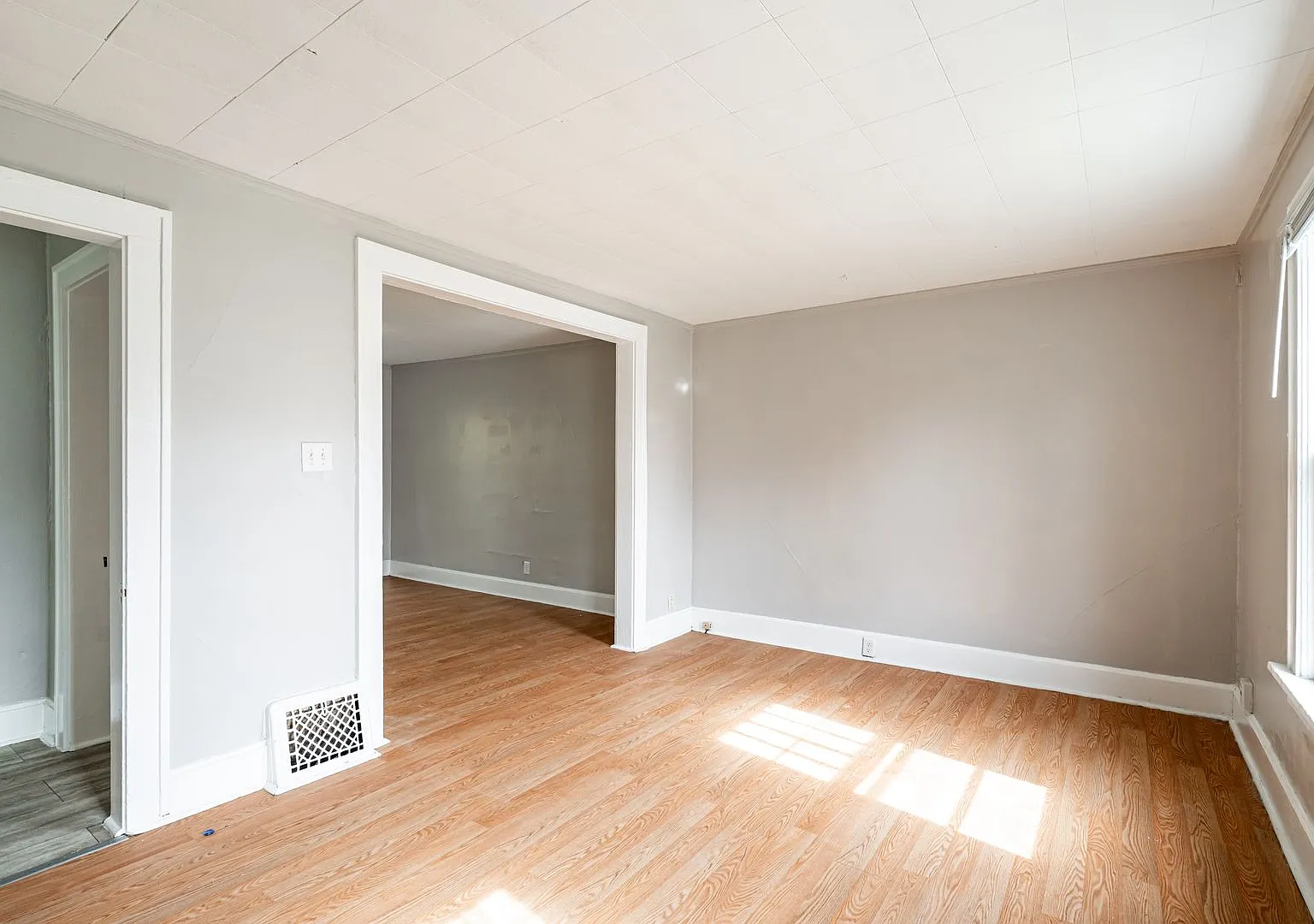 Walk to Lake Michigan from this Kenosha TownHome! — Photo 2