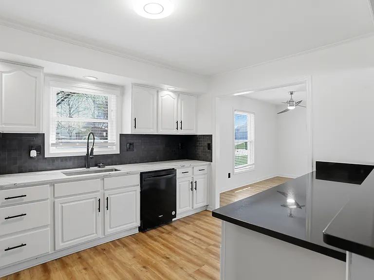 512 Lexington Blvd — Photo 17