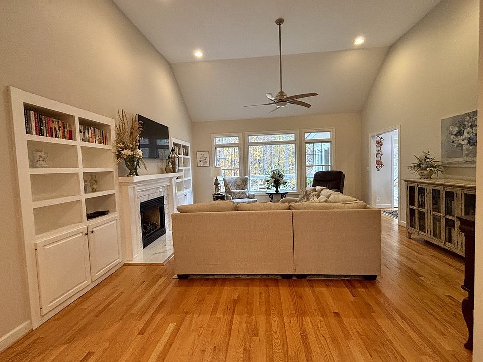 13th image of 498 Dearman St