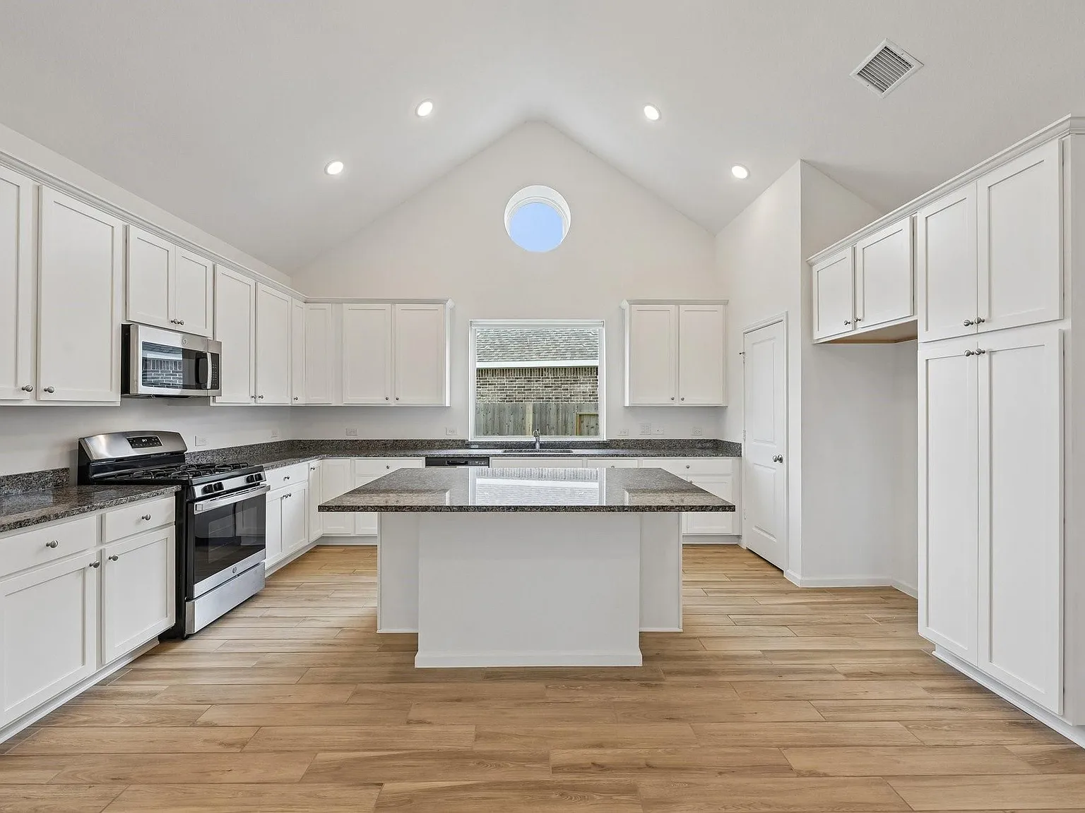 5 bed, 4.5 bath, 3225 sqft, $3,500 — Photo 3