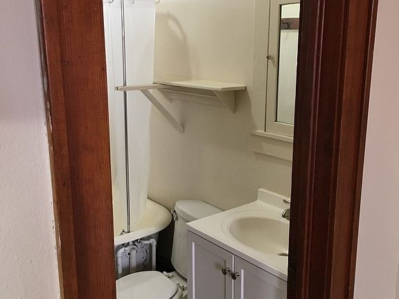 5th image of 1239 Victoria Ave APT 2F