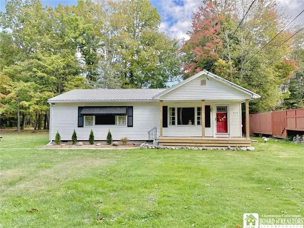 9705 Northfield St, Angola, NY 14006
