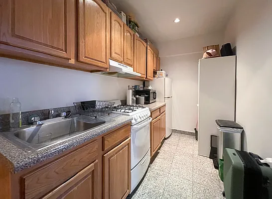 Rented by Kahen Properties | media 18