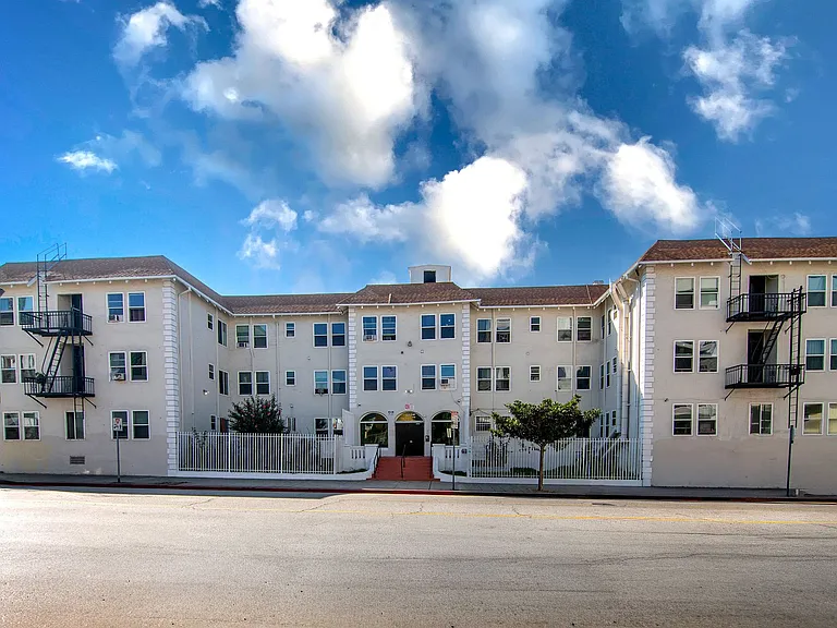 8th Street Studios Near Downtown Los Angeles Move-In Special — Photo 16