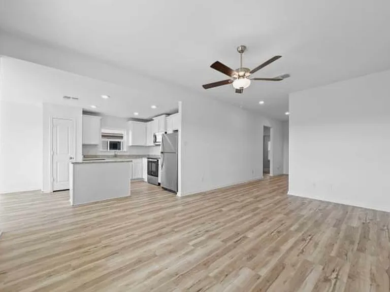 16009 Stratford Cv — Photo 2