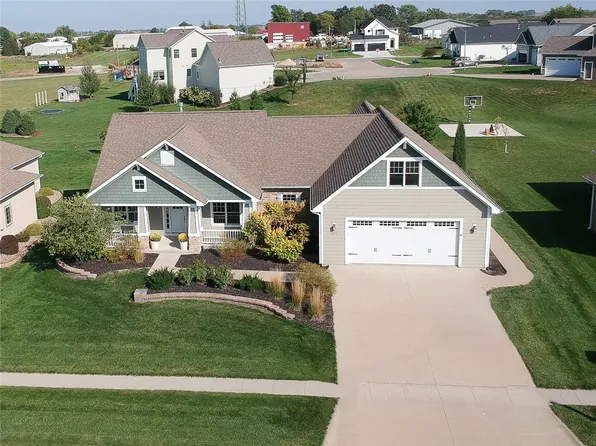 1816 W 3rd St, Pella, IA 50219